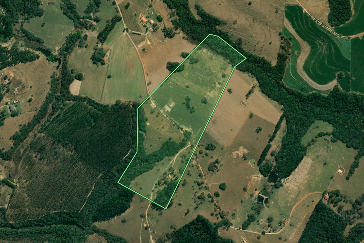 Imagem de satélite do imóvel rural em Angatuba (SP), com o contorno declarado no CAR desenhado por cima.