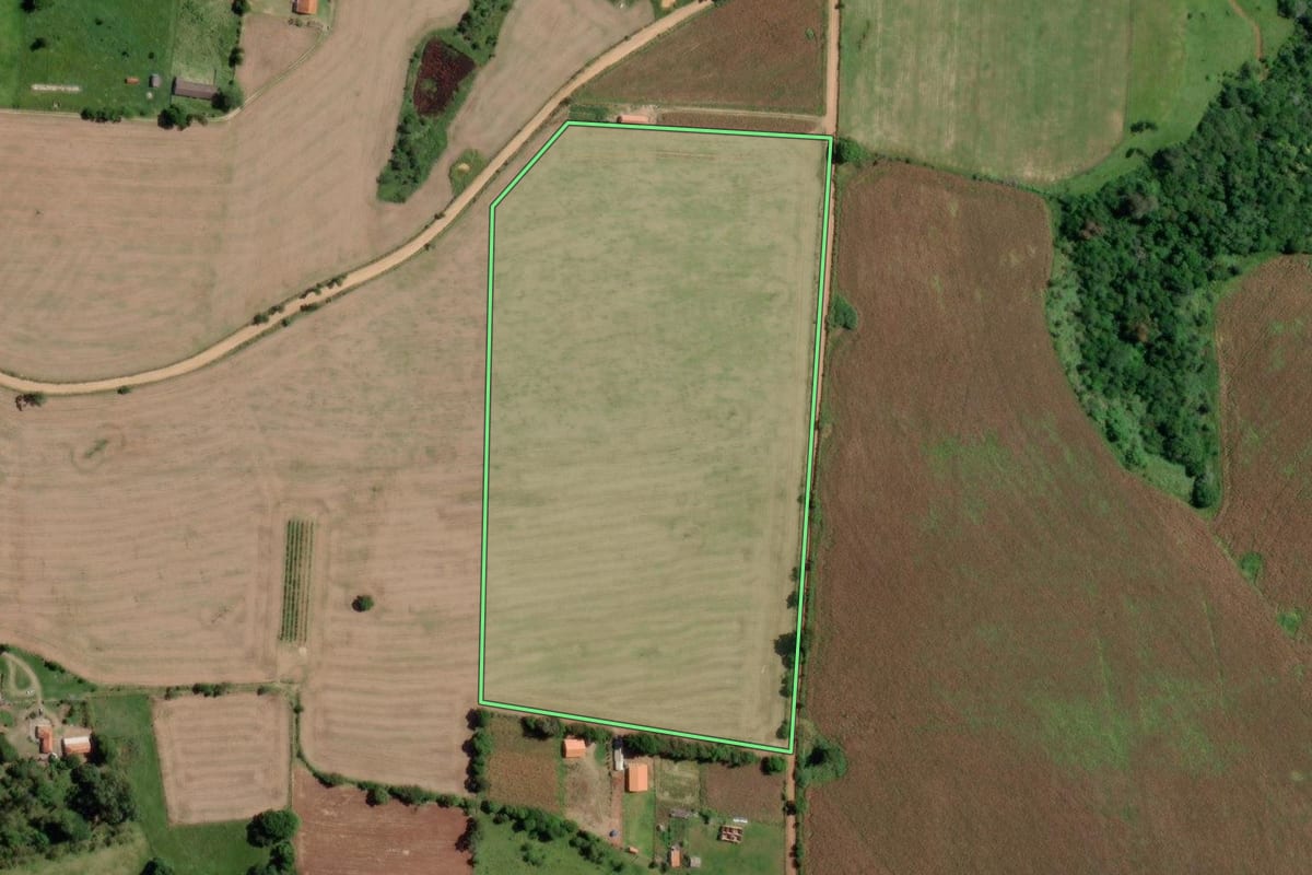 Imagem de satélite do imóvel rural em Angatuba (SP), com o contorno declarado no CAR desenhado por cima.