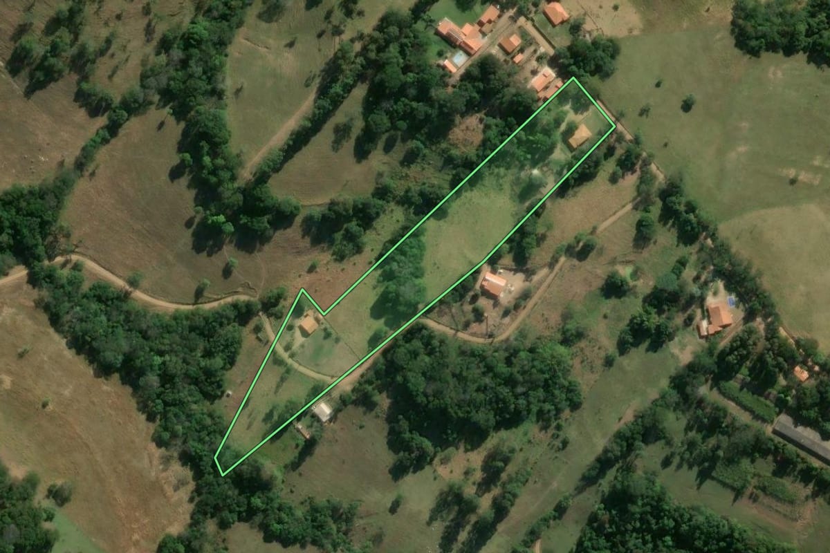 Imagem de satélite do imóvel rural em Angatuba (SP), com o contorno declarado no CAR desenhado por cima.