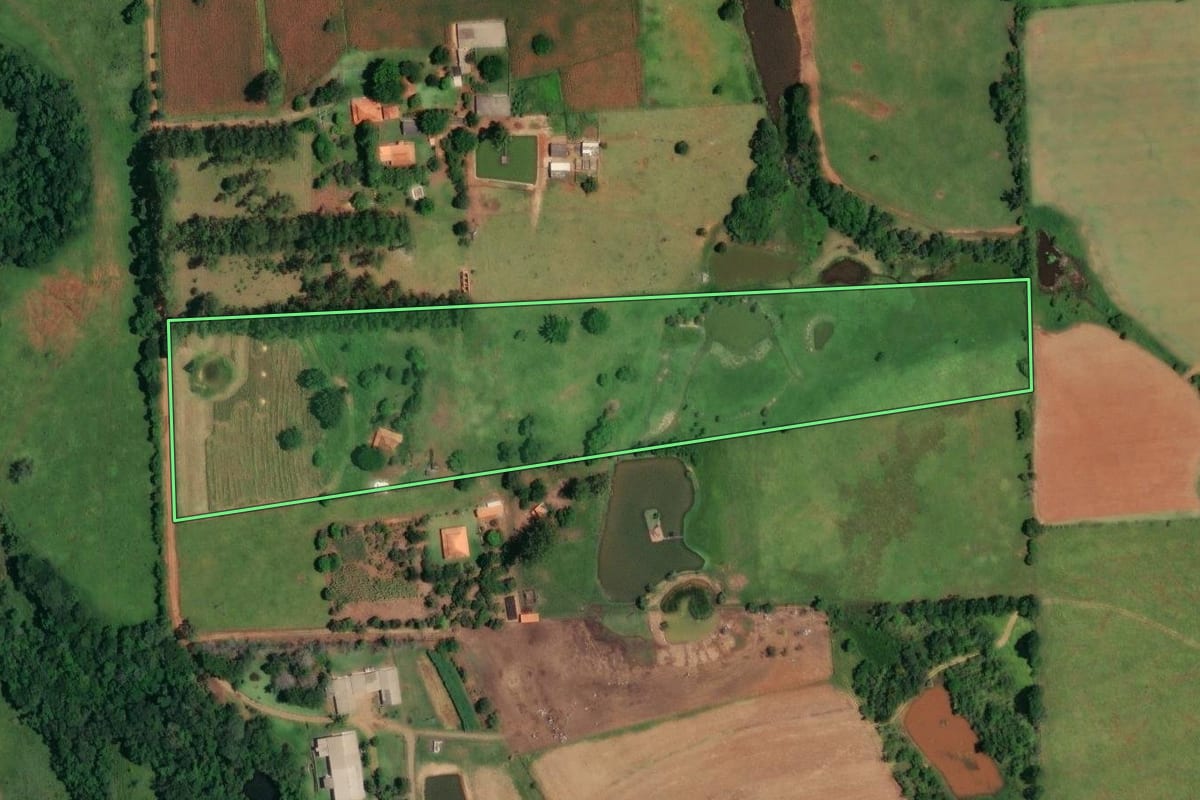 Imagem de satélite do imóvel rural em Angatuba (SP), com o contorno declarado no CAR desenhado por cima.