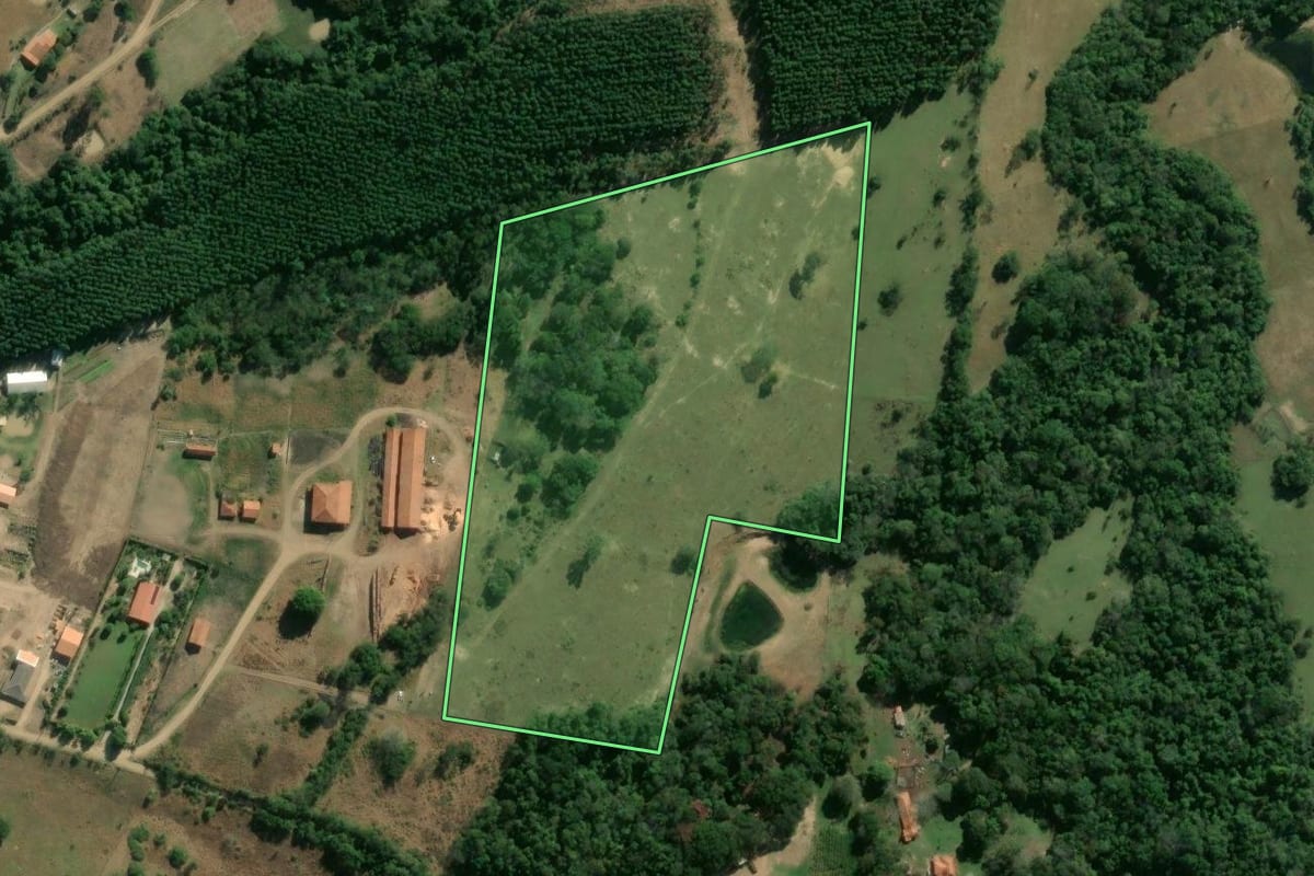 Imagem de satélite do imóvel rural em Angatuba (SP), com o contorno declarado no CAR desenhado por cima.