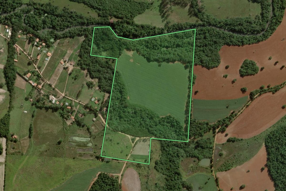 Imagem de satélite do imóvel rural em Angatuba (SP), com o contorno declarado no CAR desenhado por cima.