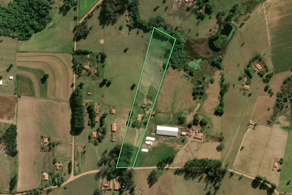 Imagem de satélite do imóvel rural em Angatuba (SP), com o contorno declarado no CAR desenhado por cima.