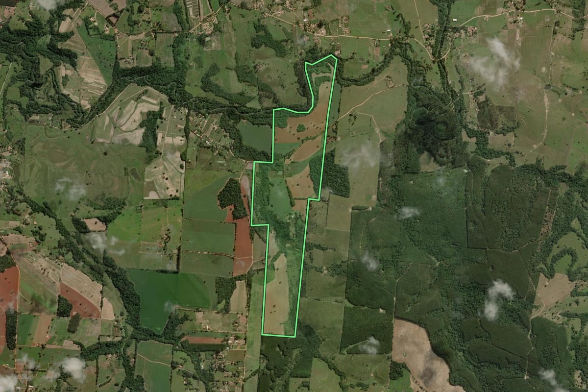 Imagem de satélite do imóvel rural em Angatuba (SP), com o contorno declarado no CAR desenhado por cima.