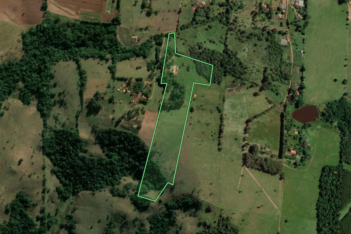 Imagem de satélite do imóvel rural em Angatuba (SP), com o contorno declarado no CAR desenhado por cima.