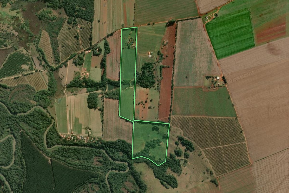 Imagem de satélite do imóvel rural em Angatuba (SP), com o contorno declarado no CAR desenhado por cima.