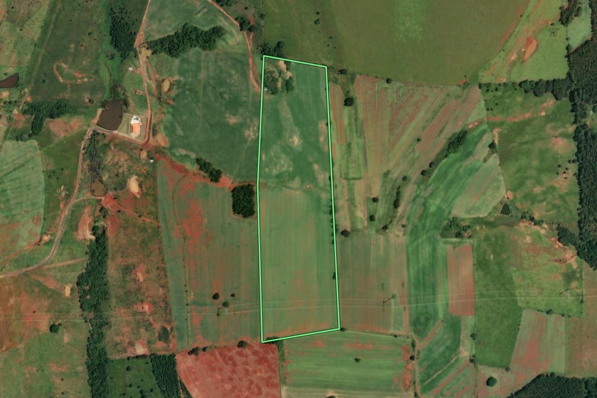Imagem de satélite do imóvel rural em Angatuba (SP), com o contorno declarado no CAR desenhado por cima.