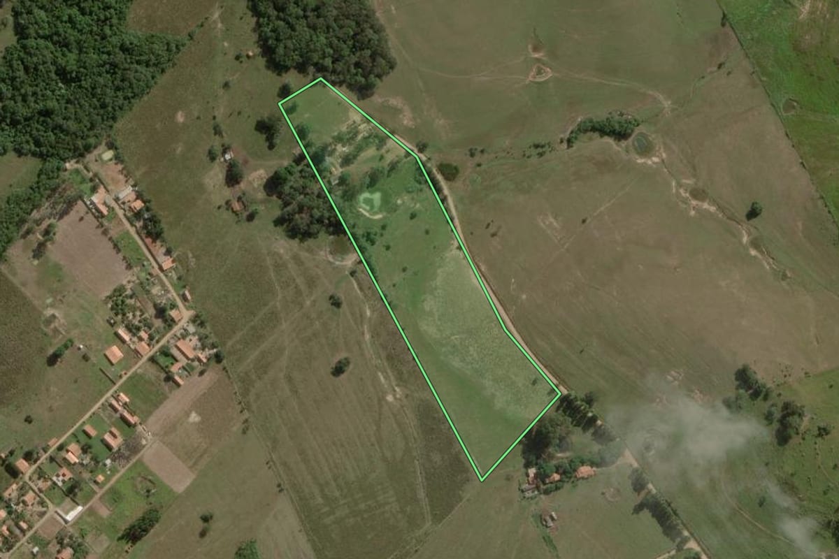 Imagem de satélite do imóvel rural em Angatuba (SP), com o contorno declarado no CAR desenhado por cima.