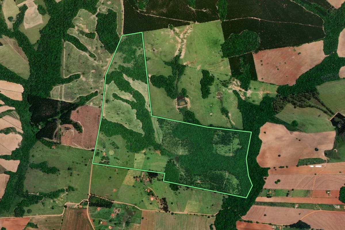Imagem de satélite do imóvel rural em Angatuba (SP), com o contorno declarado no CAR desenhado por cima.