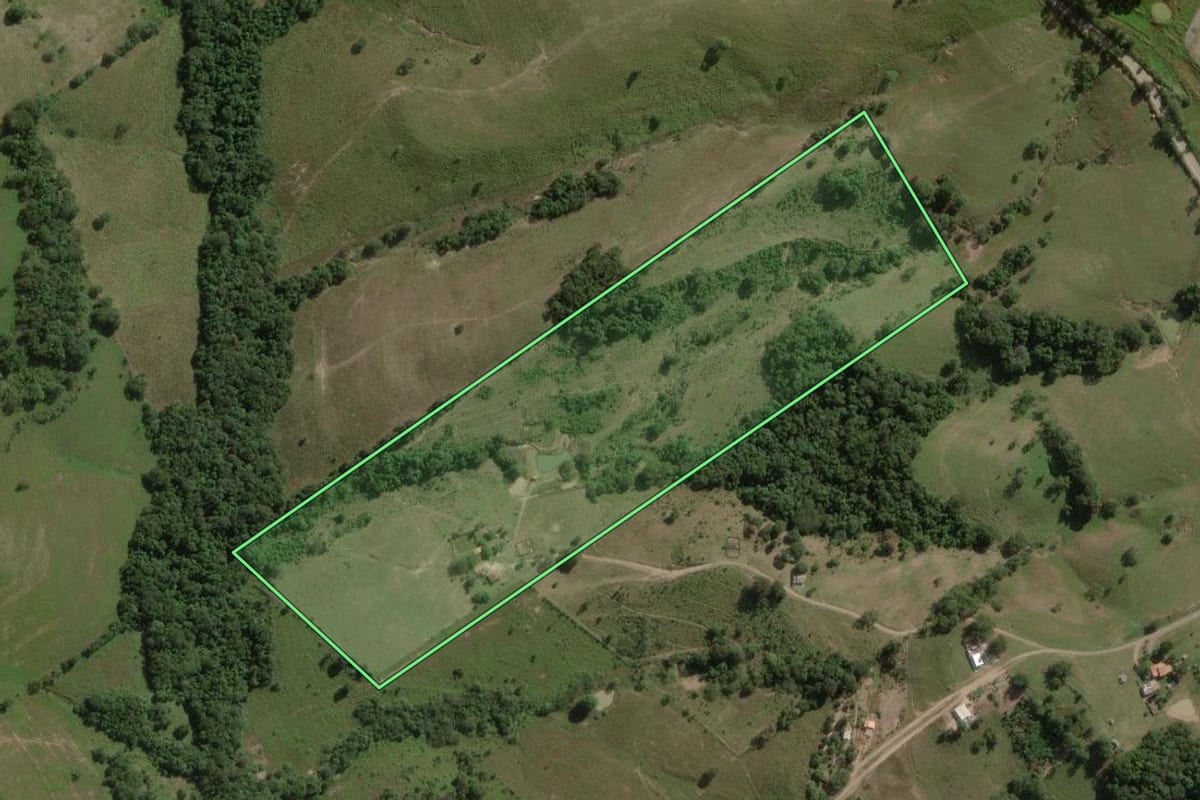 Imagem de satélite do imóvel rural em Angatuba (SP), com o contorno declarado no CAR desenhado por cima.