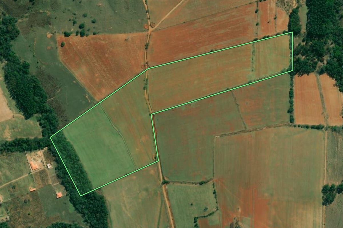 Imagem de satélite do imóvel rural em Angatuba (SP), com o contorno declarado no CAR desenhado por cima.