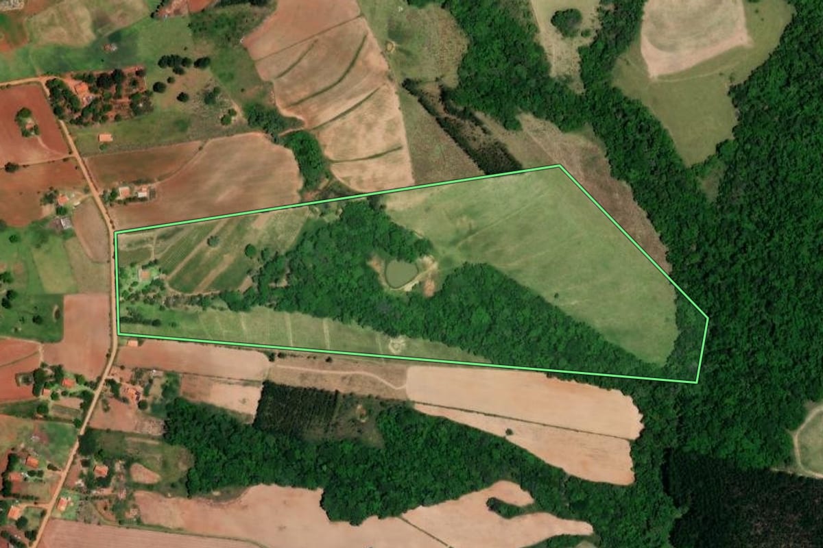 Imagem de satélite do imóvel rural em Angatuba (SP), com o contorno declarado no CAR desenhado por cima.
