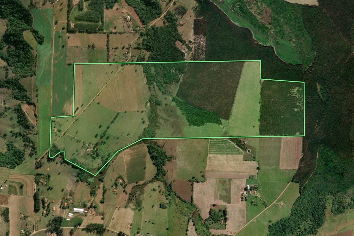 Imagem de satélite do imóvel rural em Angatuba (SP), com o contorno declarado no CAR desenhado por cima.