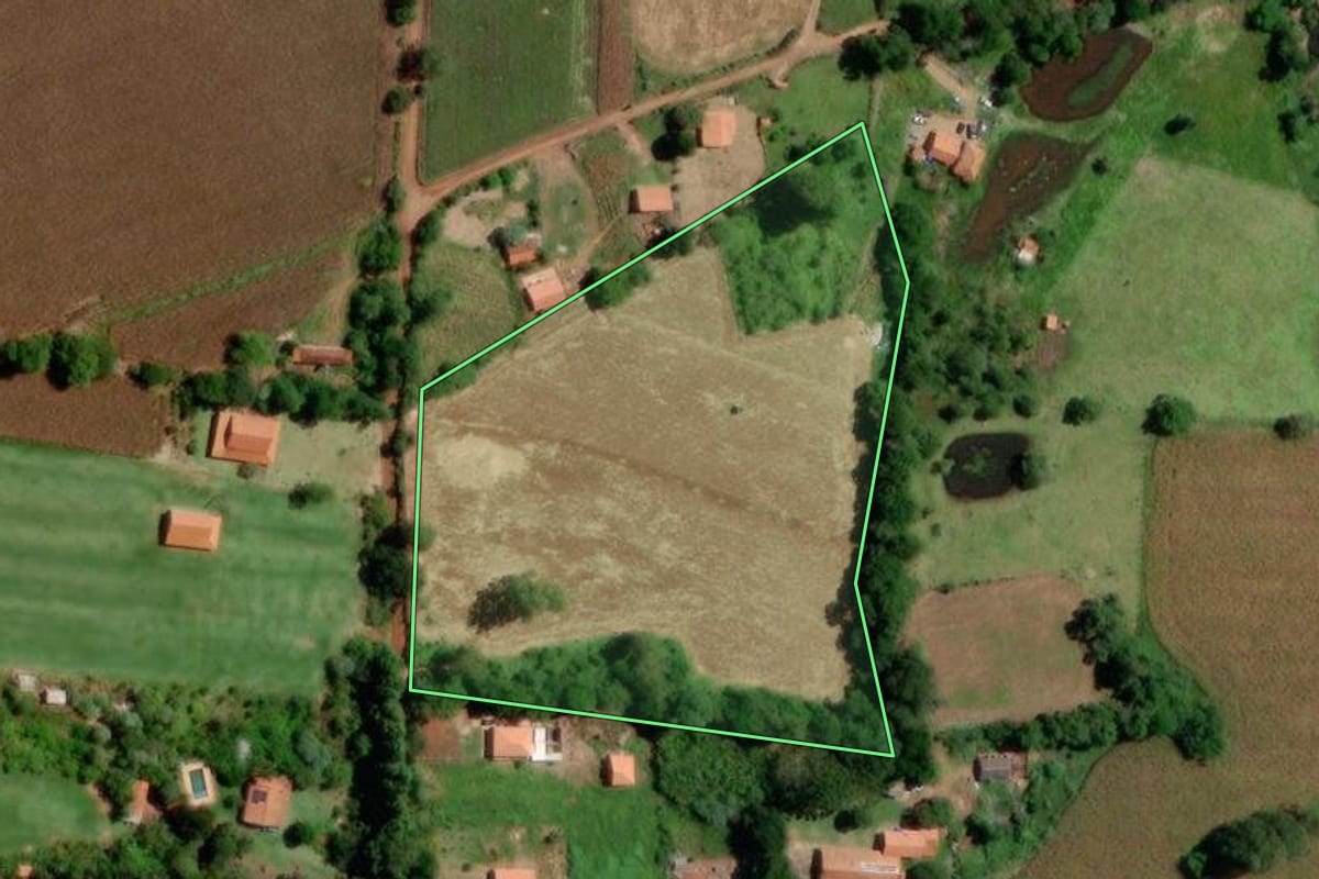 Imagem de satélite do imóvel rural em Angatuba (SP), com o contorno declarado no CAR desenhado por cima.