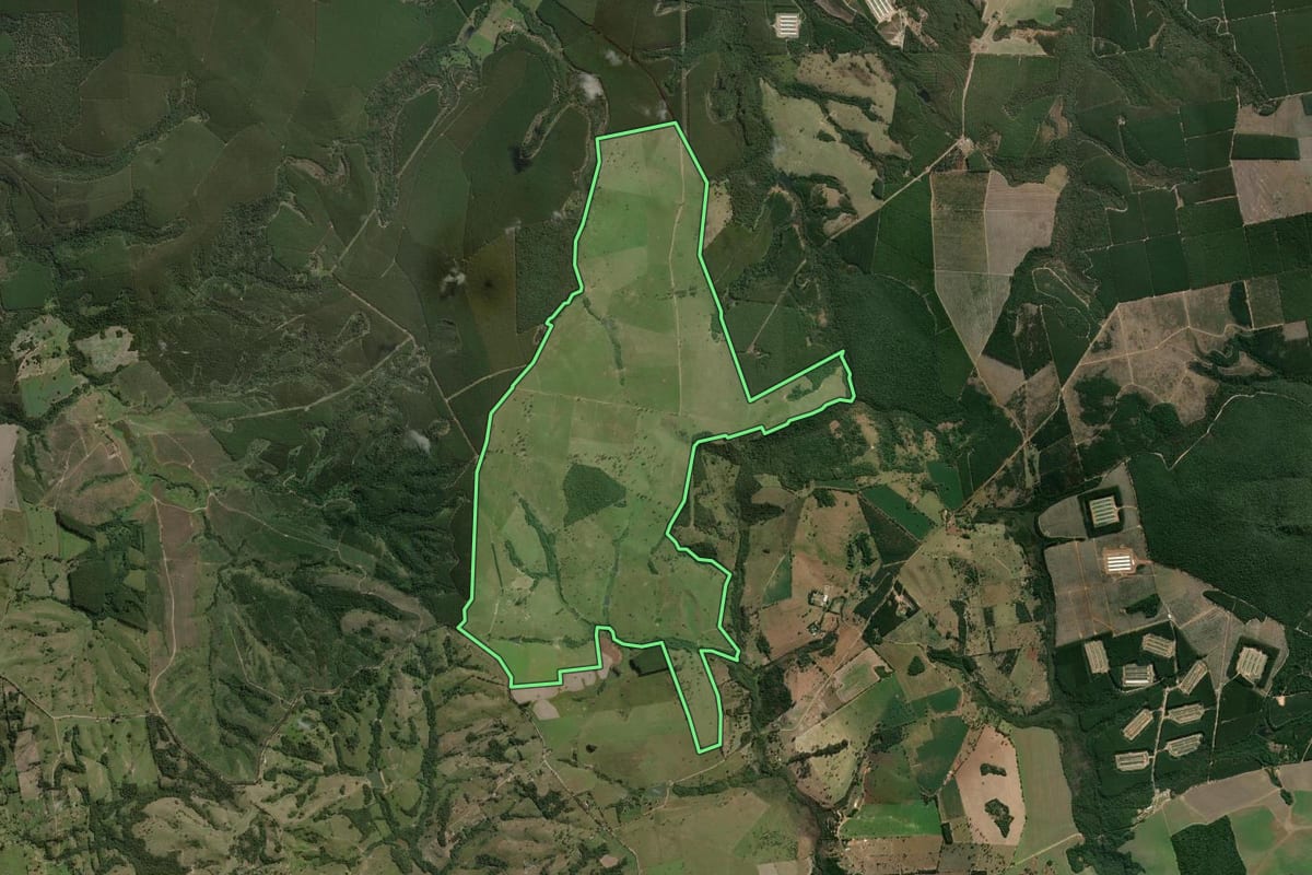 Imagem de satélite do imóvel rural em Angatuba (SP), com o contorno declarado no CAR desenhado por cima.
