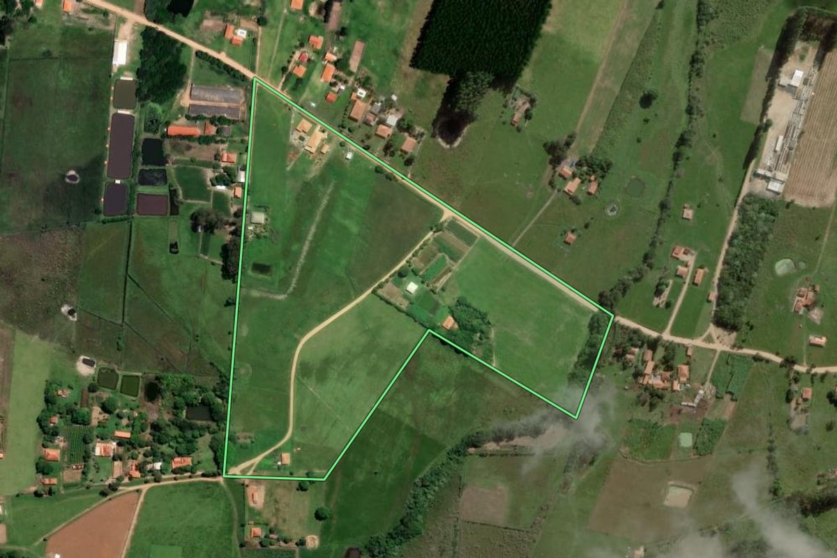 Imagem de satélite do imóvel rural em Angatuba (SP), com o contorno declarado no CAR desenhado por cima.
