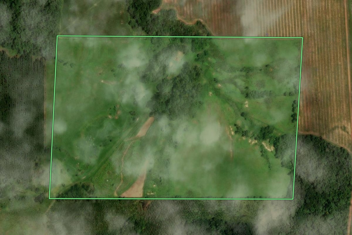 Imagem de satélite do imóvel rural em Angatuba (SP), com o contorno declarado no CAR desenhado por cima.