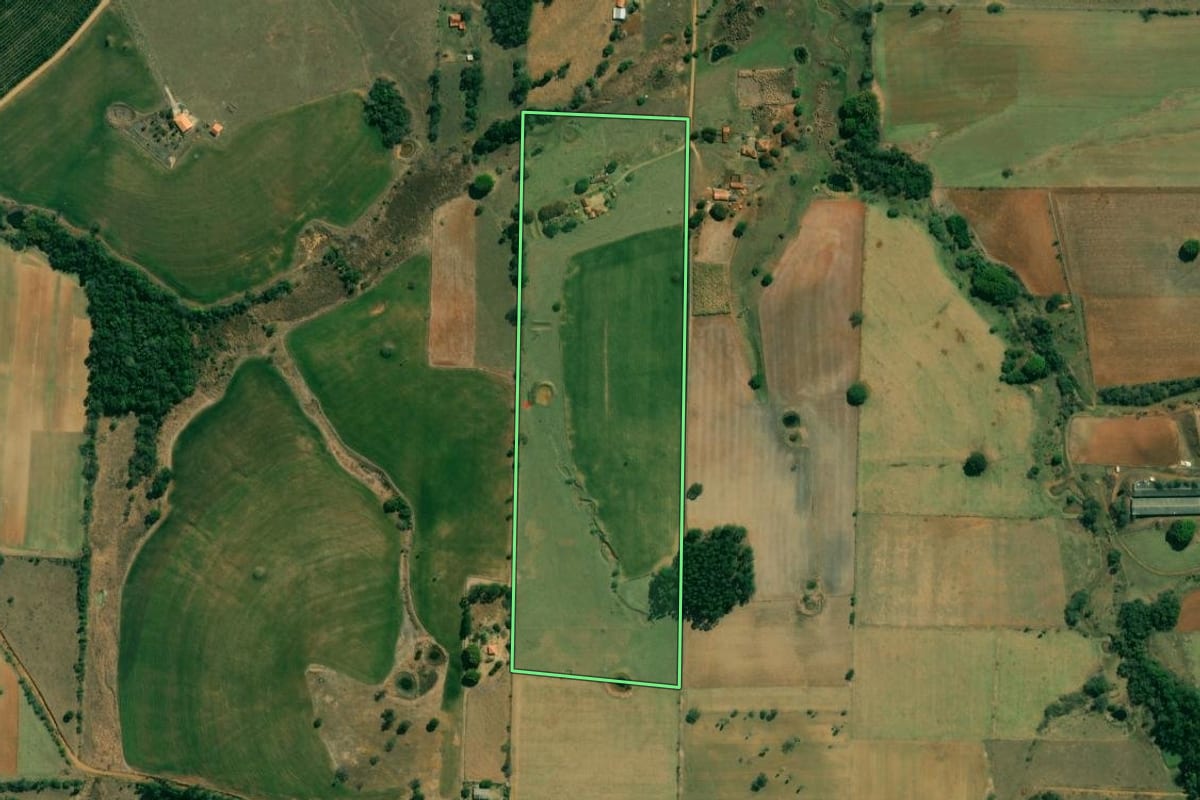 Imagem de satélite do imóvel rural em Angatuba (SP), com o contorno declarado no CAR desenhado por cima.