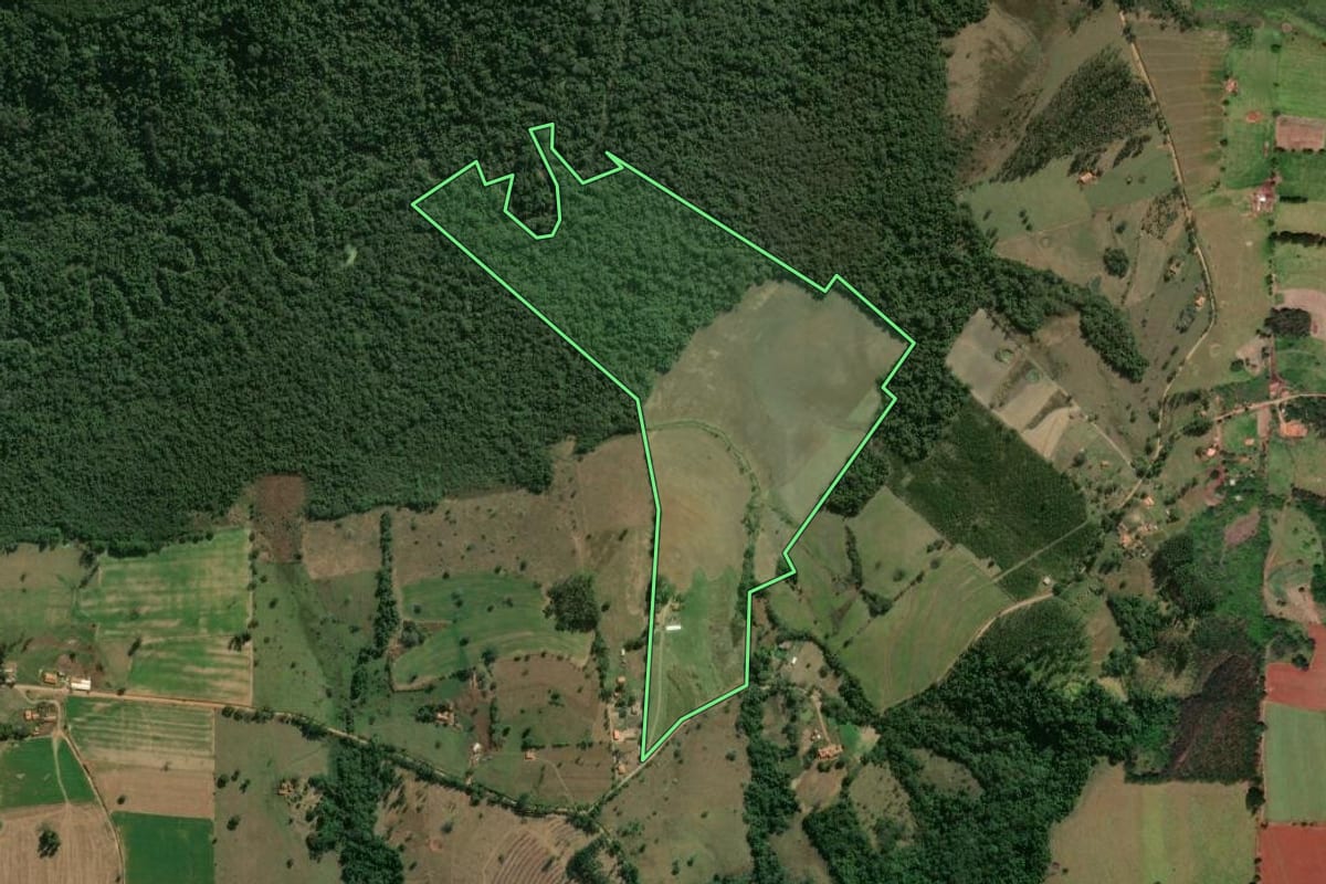 Imagem de satélite do imóvel rural em Angatuba (SP), com o contorno declarado no CAR desenhado por cima.