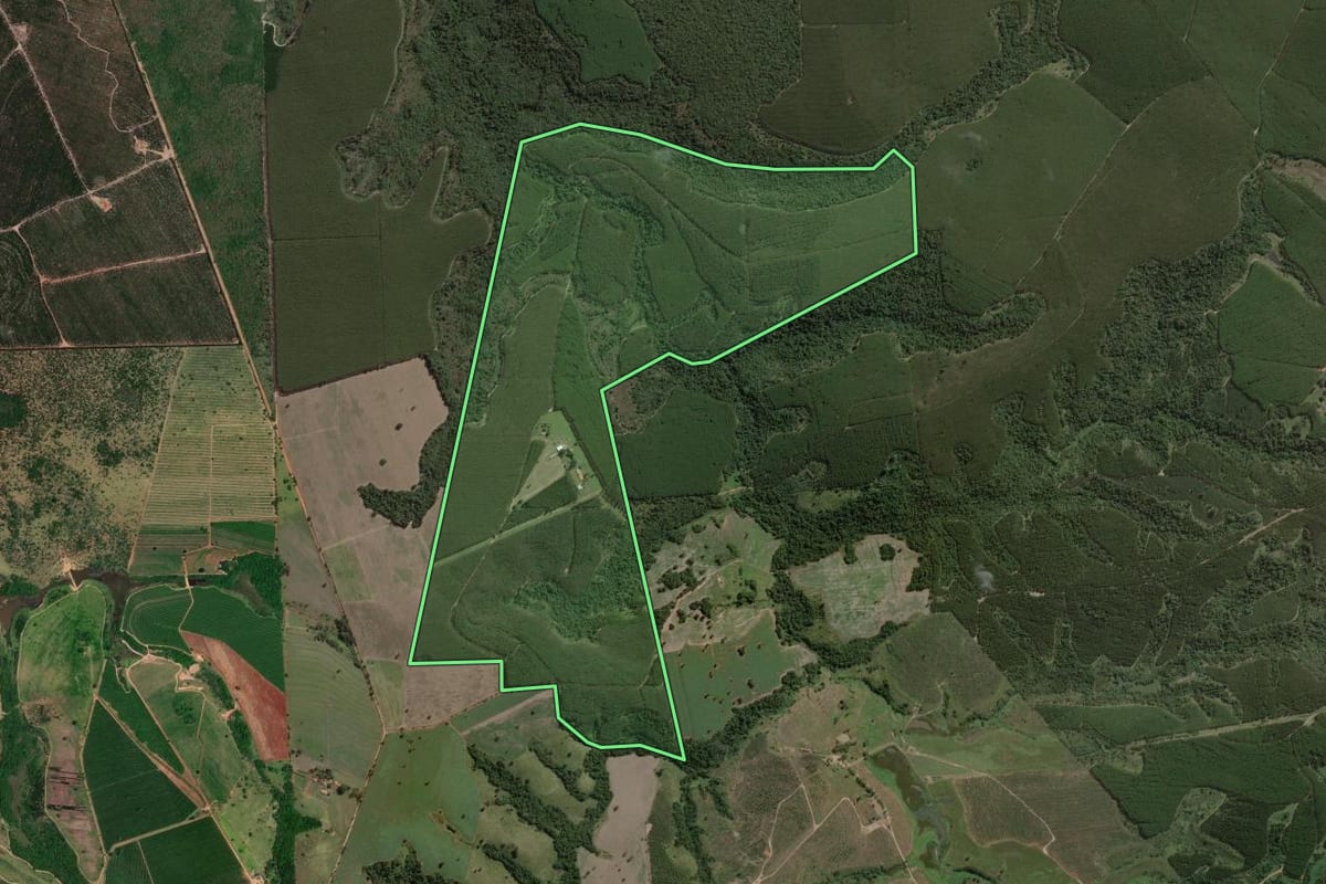 Imagem de satélite do imóvel rural em Angatuba (SP), com o contorno declarado no CAR desenhado por cima.