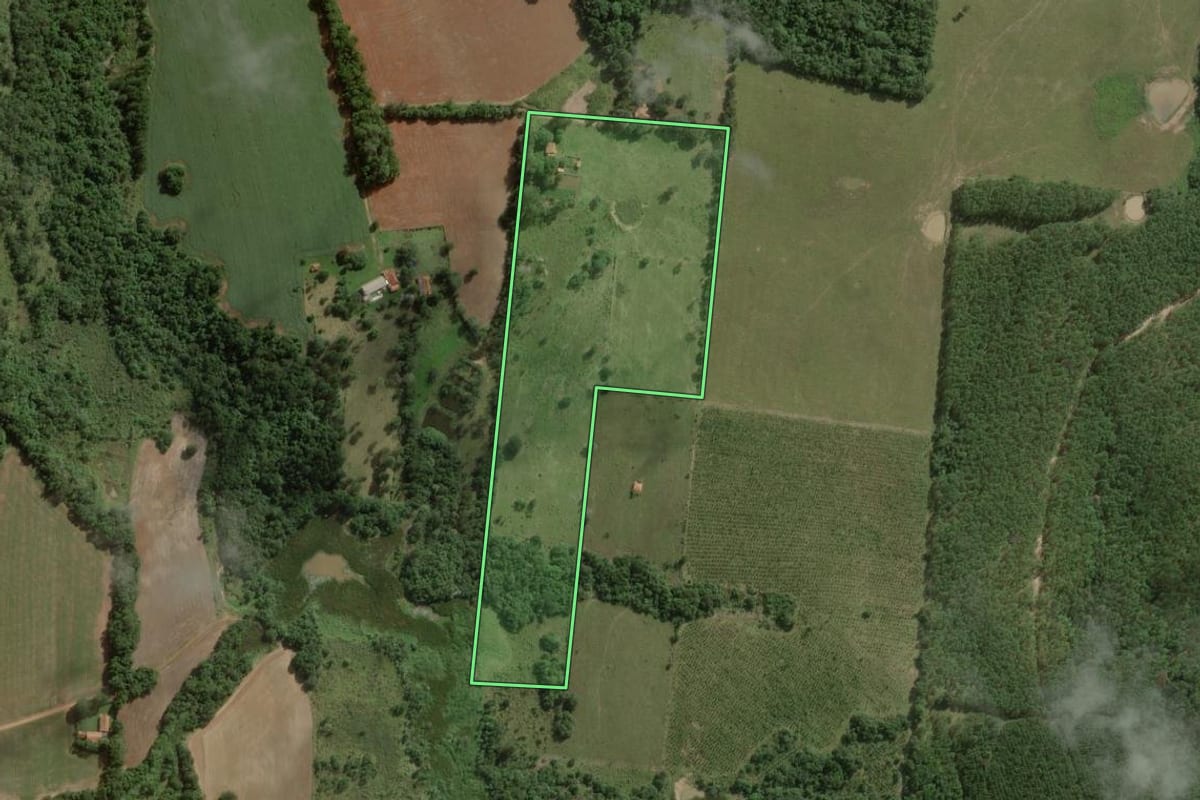 Imagem de satélite do imóvel rural em Angatuba (SP), com o contorno declarado no CAR desenhado por cima.