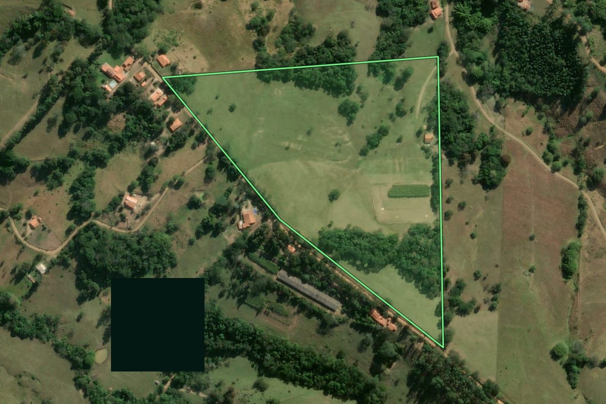 Imagem de satélite do imóvel rural em Angatuba (SP), com o contorno declarado no CAR desenhado por cima.
