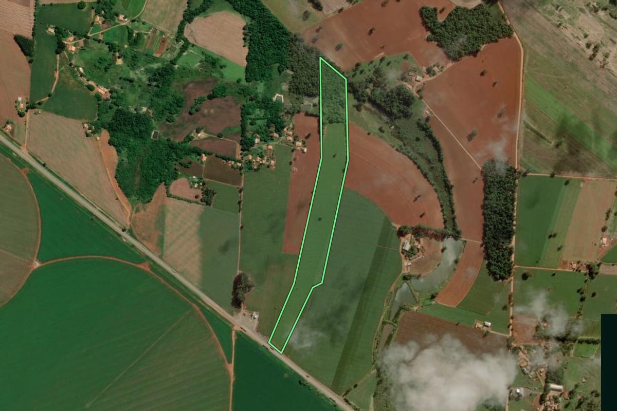 Imagem de satélite do imóvel rural em Angatuba (SP), com o contorno declarado no CAR desenhado por cima.