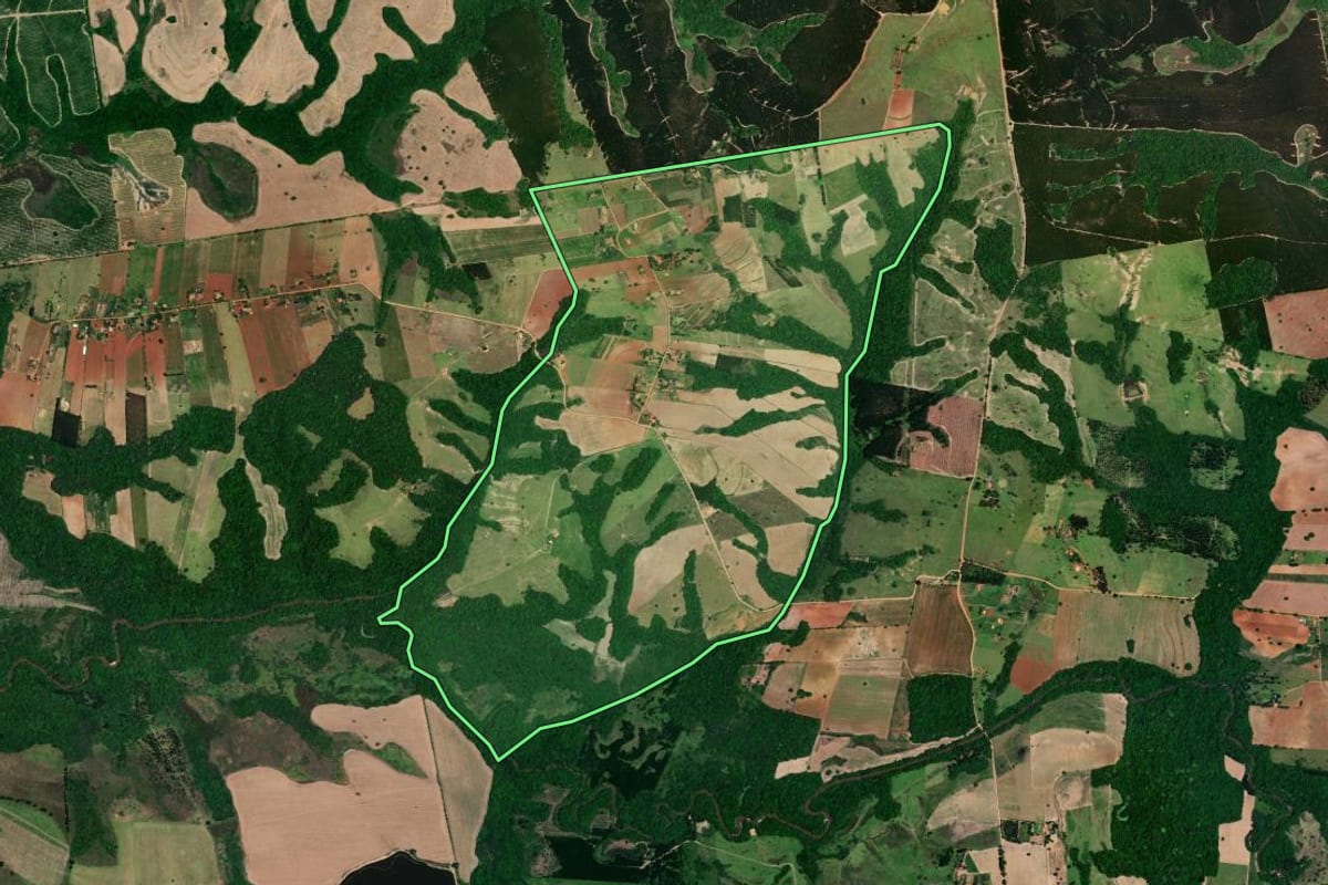 Imagem de satélite do imóvel rural em Angatuba (SP), com o contorno declarado no CAR desenhado por cima.