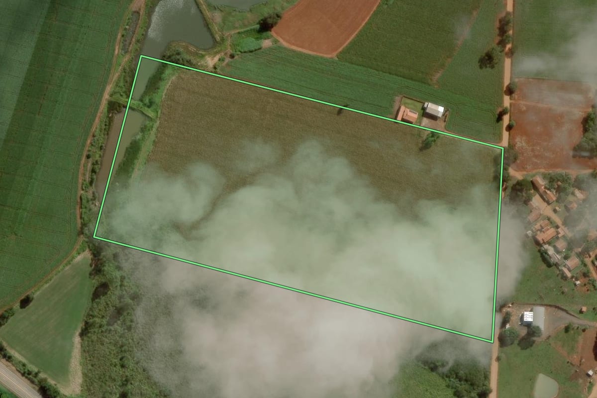 Imagem de satélite do imóvel rural em Angatuba (SP), com o contorno declarado no CAR desenhado por cima.