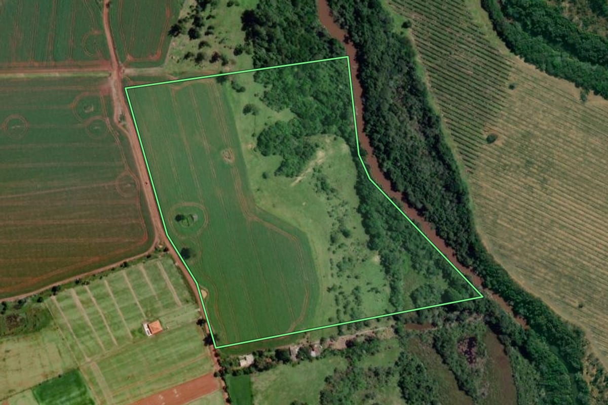 Imagem de satélite do imóvel rural em Angatuba (SP), com o contorno declarado no CAR desenhado por cima.