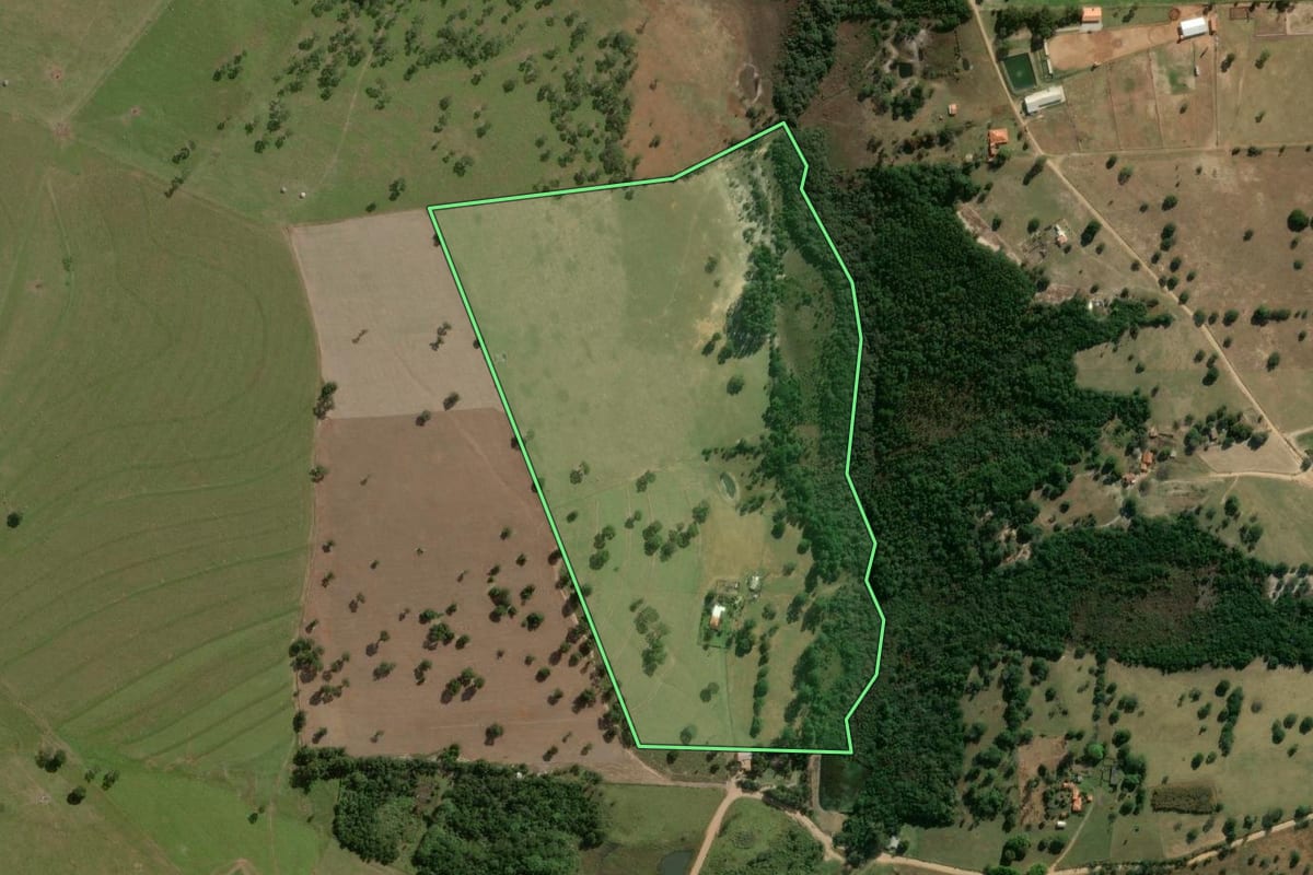 Imagem de satélite do imóvel rural em Angatuba (SP), com o contorno declarado no CAR desenhado por cima.