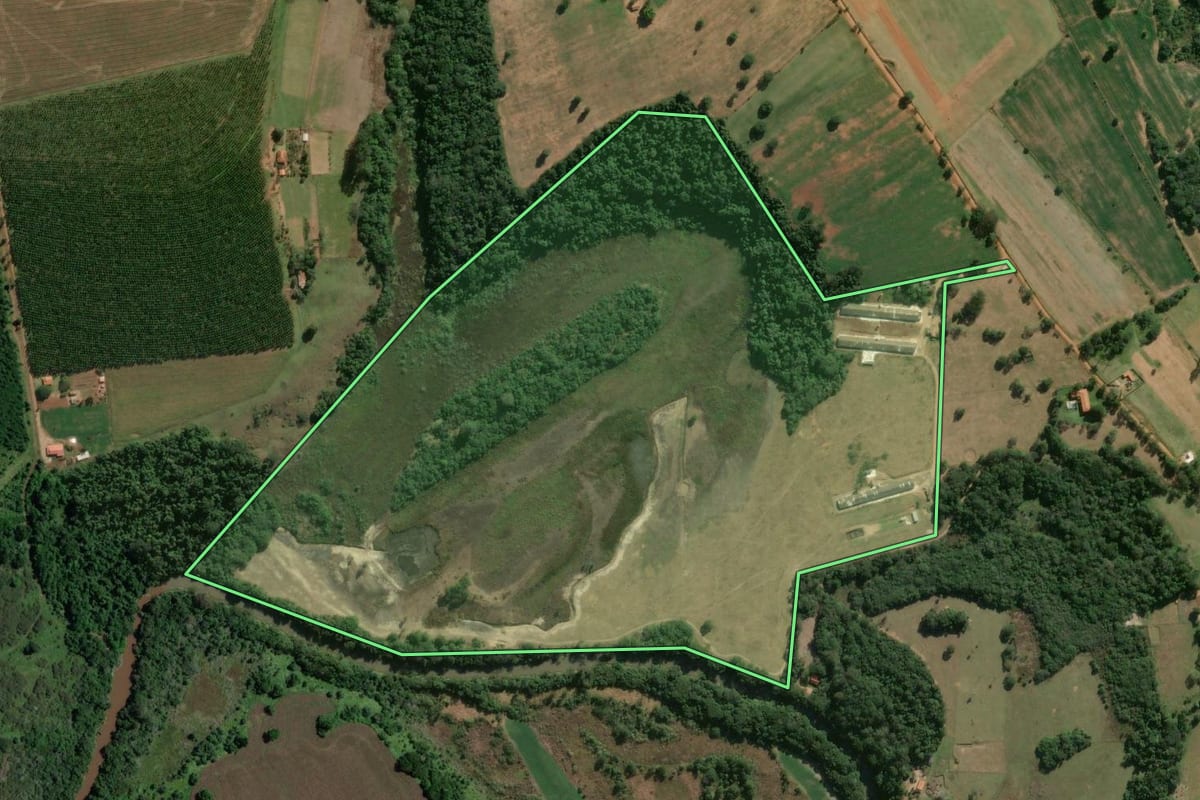 Imagem de satélite do imóvel rural em Angatuba (SP), com o contorno declarado no CAR desenhado por cima.