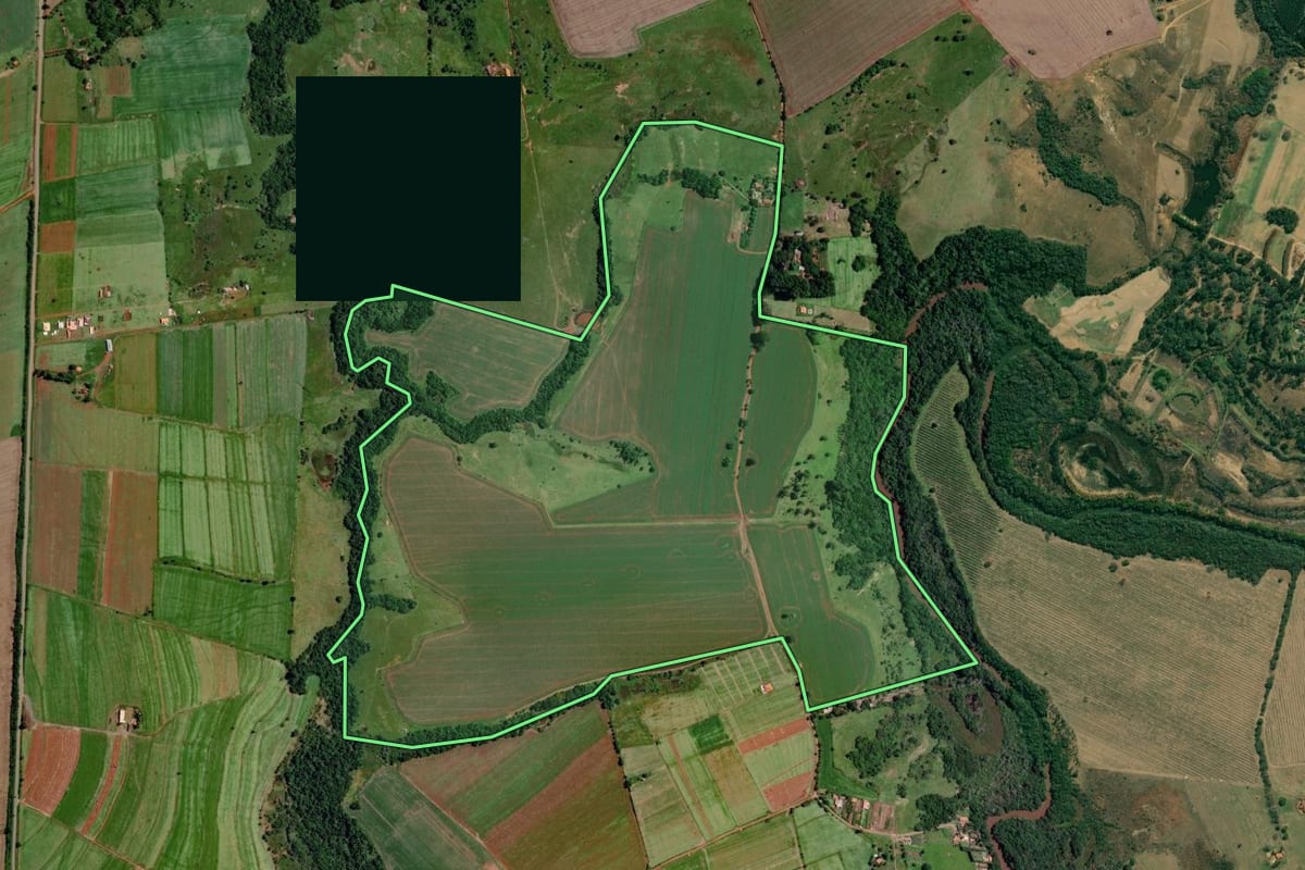 Imagem de satélite do imóvel rural em Angatuba (SP), com o contorno declarado no CAR desenhado por cima.