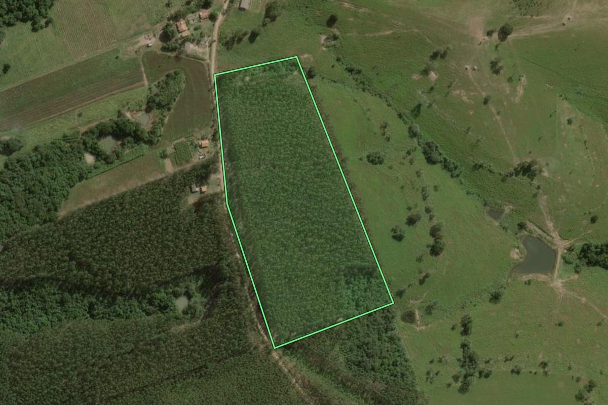 Imagem de satélite do imóvel rural em Angatuba (SP), com o contorno declarado no CAR desenhado por cima.