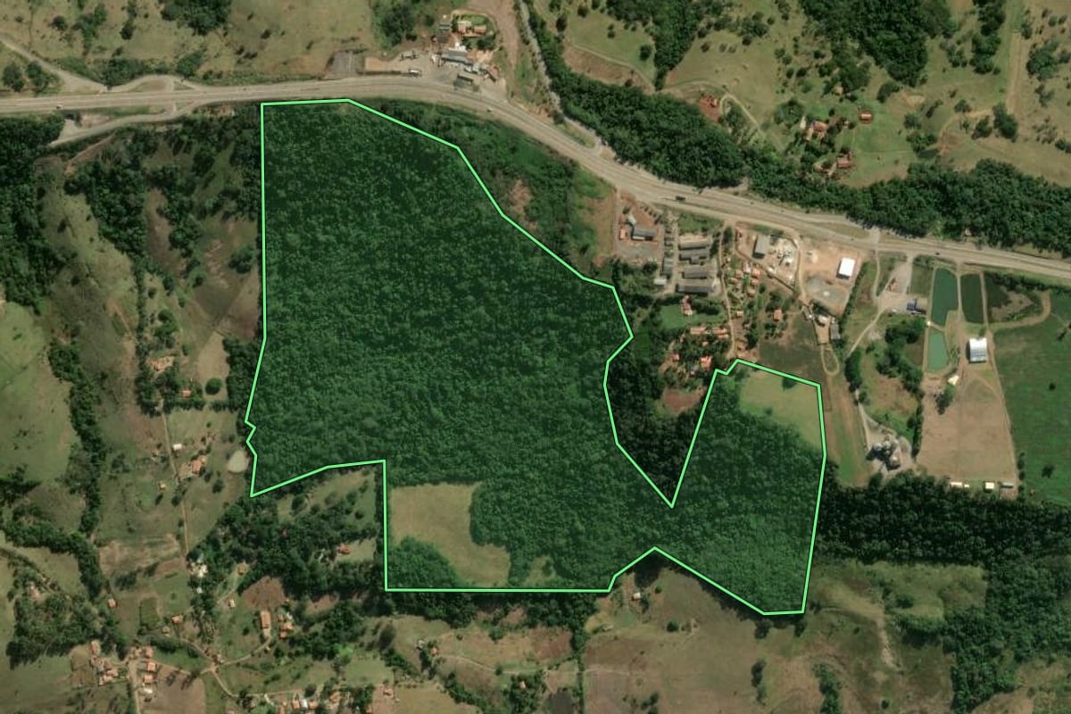 Imagem de satélite do imóvel rural em Angatuba (SP), com o contorno declarado no CAR desenhado por cima.