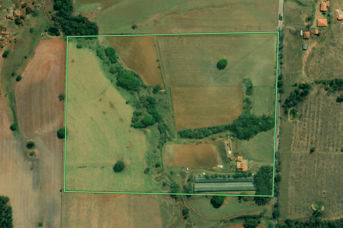 Imagem de satélite do imóvel rural em Angatuba (SP), com o contorno declarado no CAR desenhado por cima.