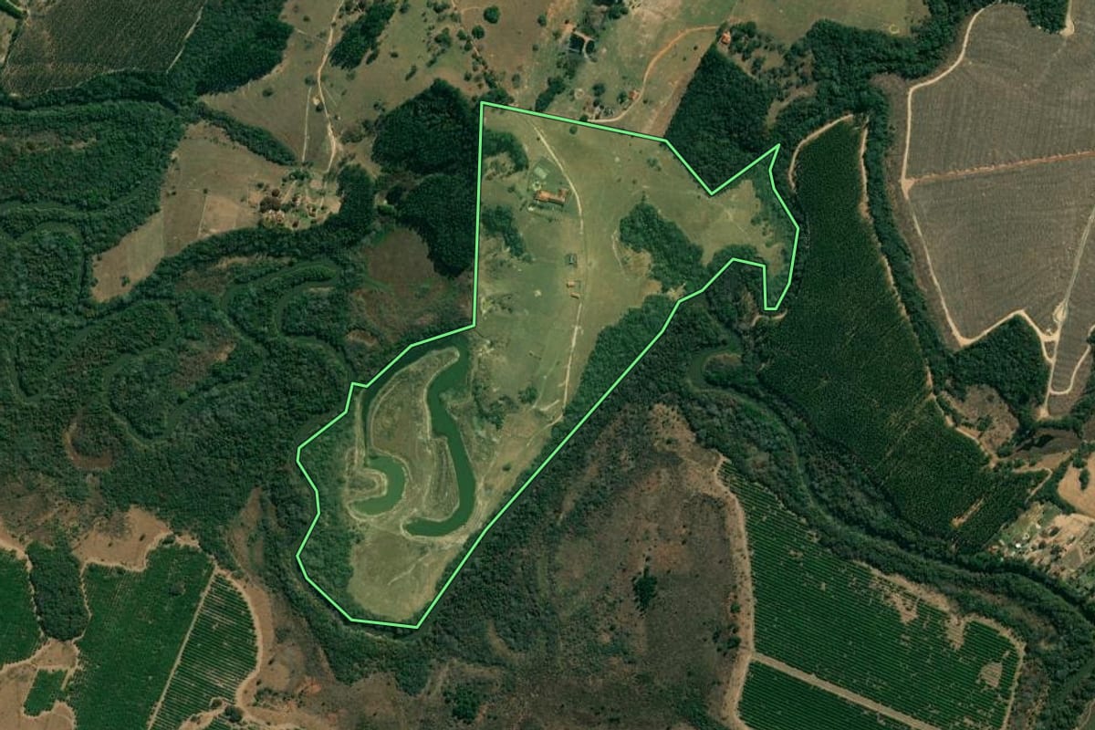 Imagem de satélite do imóvel rural em Angatuba (SP), com o contorno declarado no CAR desenhado por cima.
