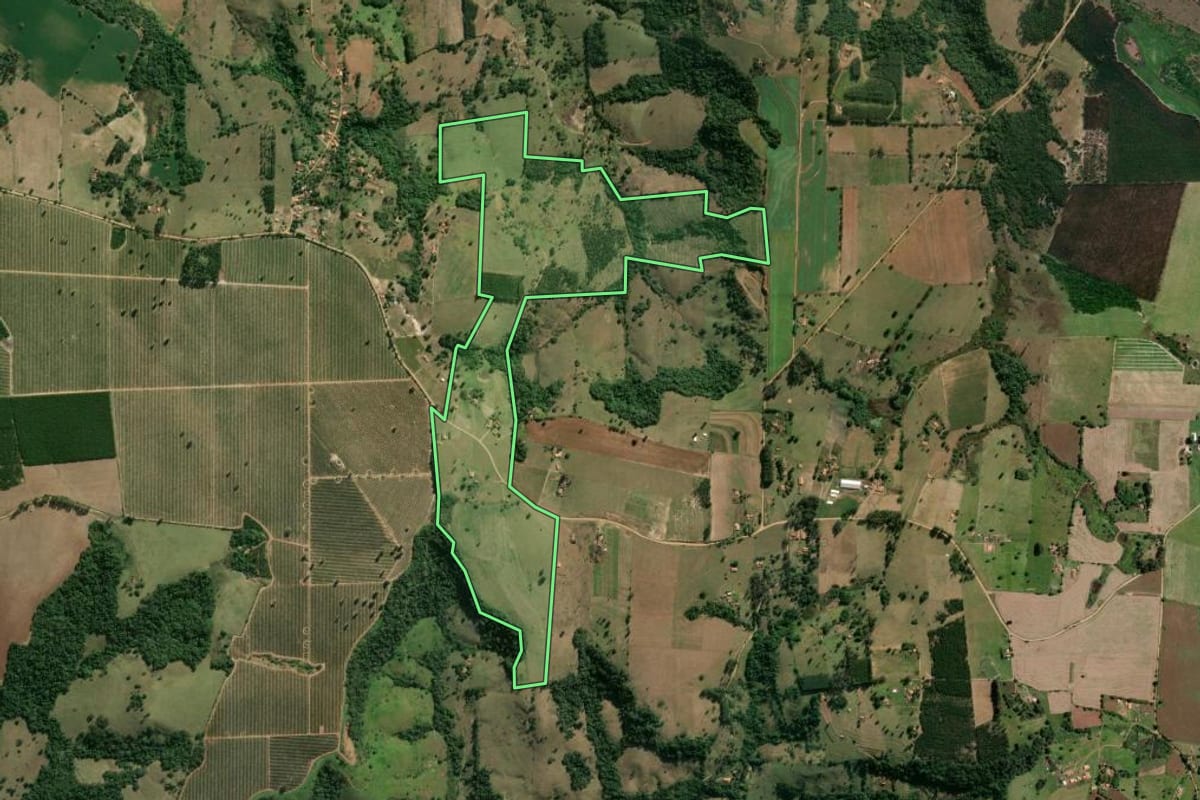 Imagem de satélite do imóvel rural em Angatuba (SP), com o contorno declarado no CAR desenhado por cima.