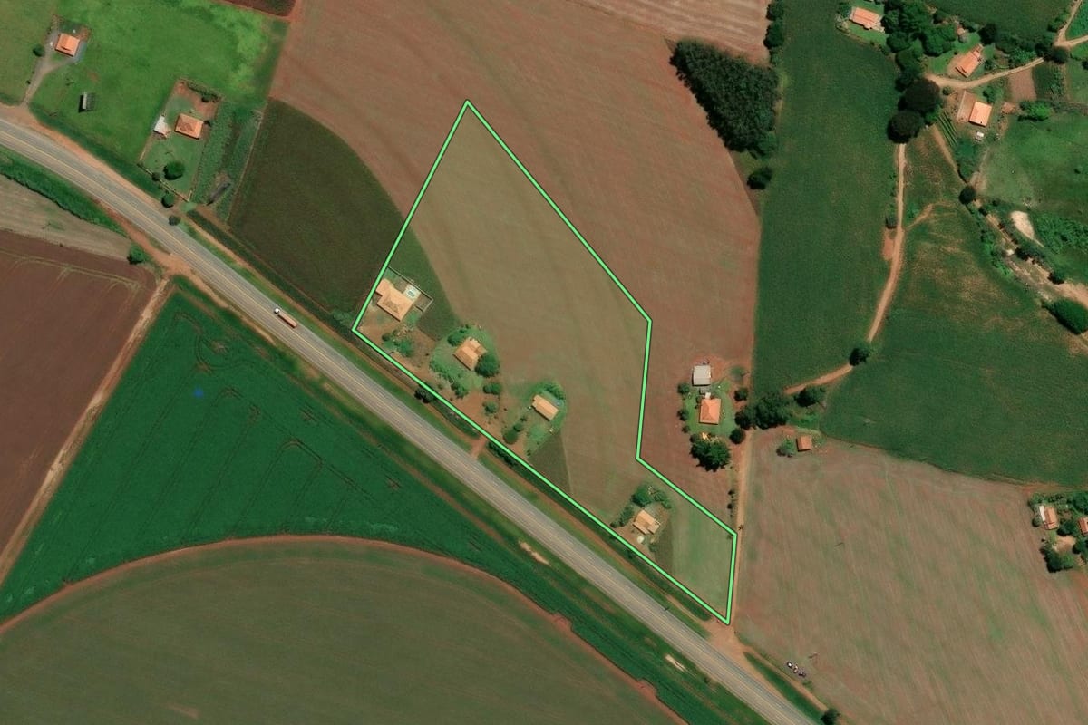 Imagem de satélite do imóvel rural em Angatuba (SP), com o contorno declarado no CAR desenhado por cima.