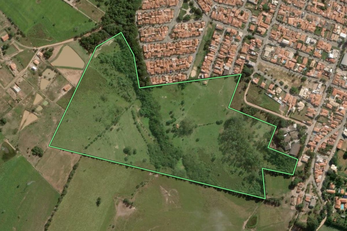 Imagem de satélite do imóvel rural em Angatuba (SP), com o contorno declarado no CAR desenhado por cima.
