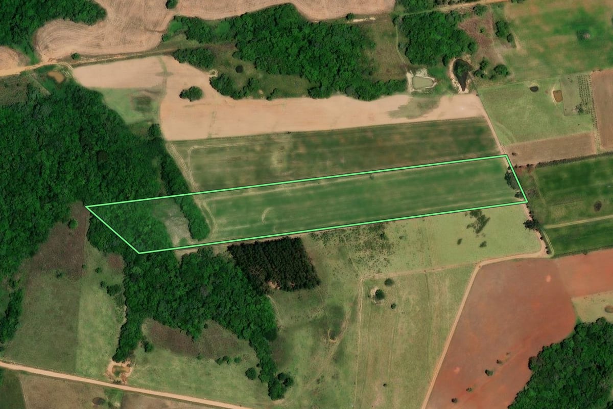 Imagem de satélite do imóvel rural em Angatuba (SP), com o contorno declarado no CAR desenhado por cima.