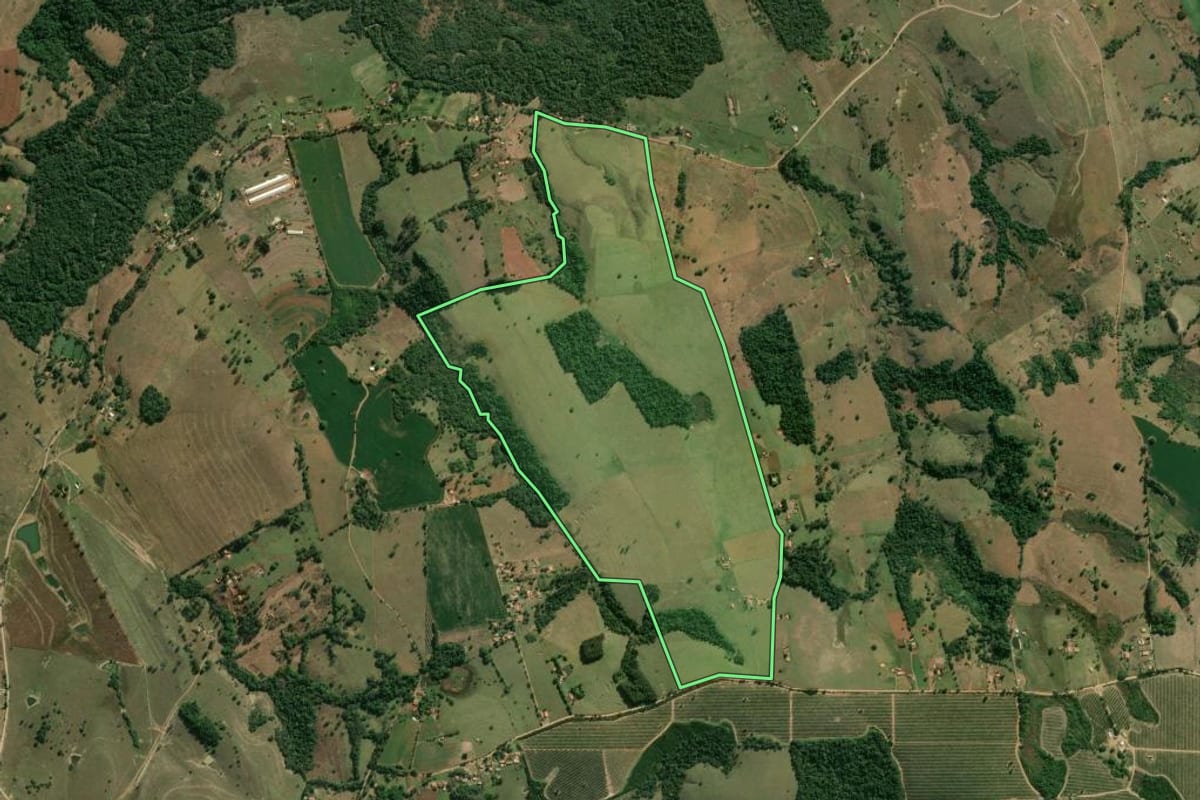 Imagem de satélite do imóvel rural em Angatuba (SP), com o contorno declarado no CAR desenhado por cima.