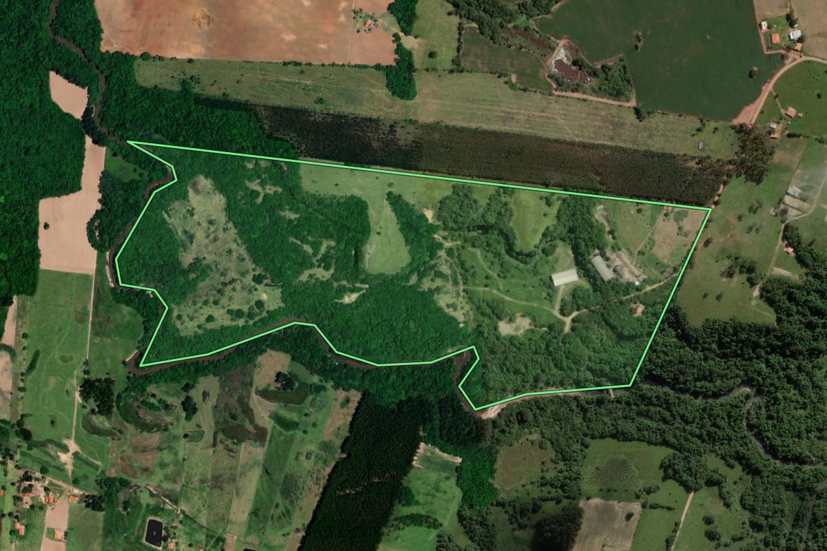 Imagem de satélite do imóvel rural em Angatuba (SP), com o contorno declarado no CAR desenhado por cima.