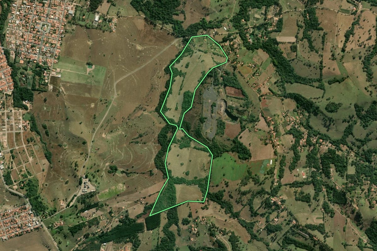 Imagem de satélite do imóvel rural em Angatuba (SP), com o contorno declarado no CAR desenhado por cima.