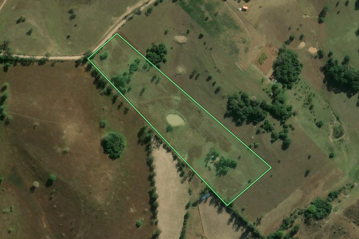 Imagem de satélite do imóvel rural em Angatuba (SP), com o contorno declarado no CAR desenhado por cima.