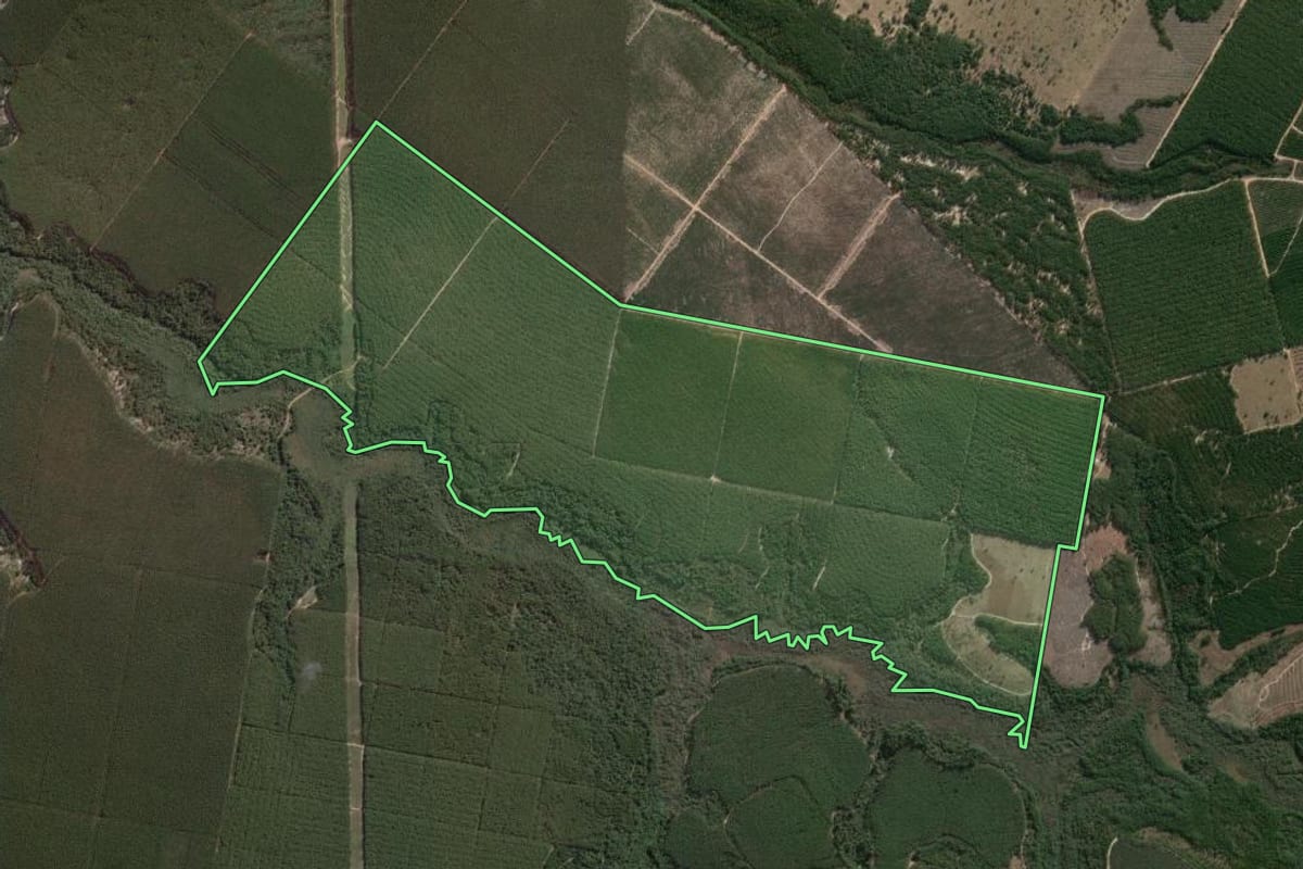 Imagem de satélite do imóvel rural em Angatuba (SP), com o contorno declarado no CAR desenhado por cima.