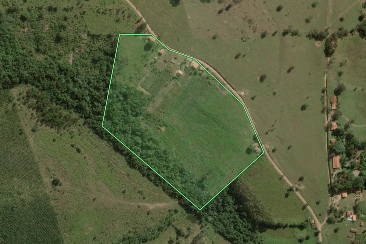 Imagem de satélite do imóvel rural em Angatuba (SP), com o contorno declarado no CAR desenhado por cima.