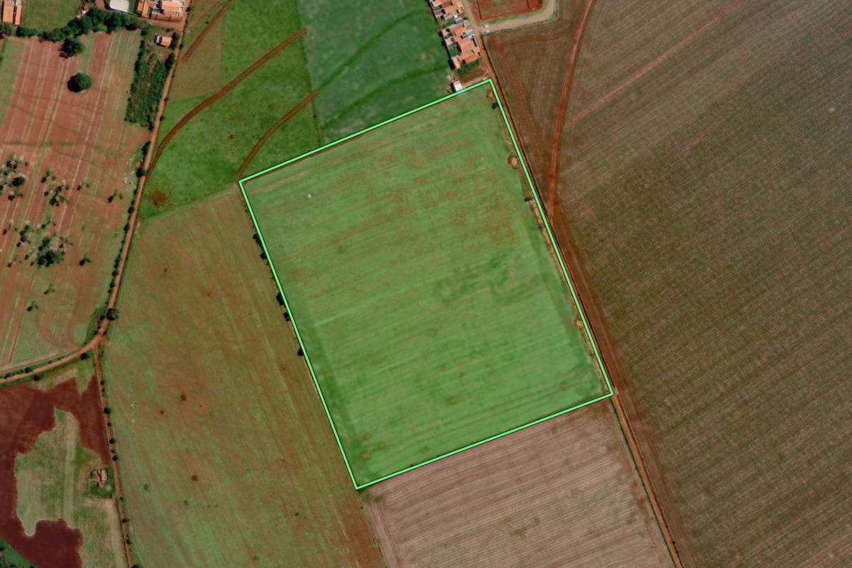 Imagem de satélite do imóvel rural em Angatuba (SP), com o contorno declarado no CAR desenhado por cima.