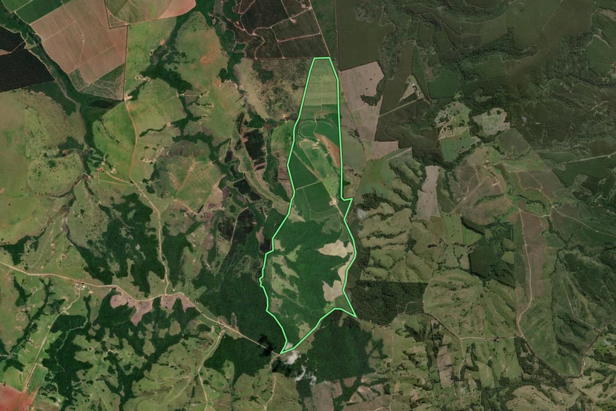 Imagem de satélite do imóvel rural em Angatuba (SP), com o contorno declarado no CAR desenhado por cima.