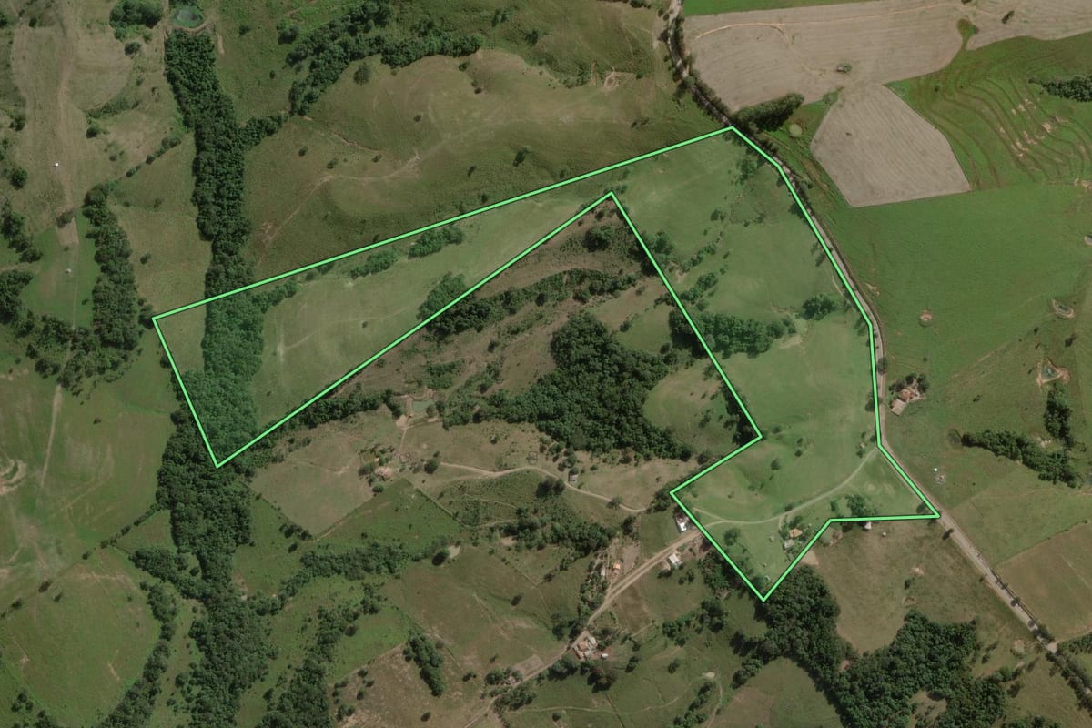 Imagem de satélite do imóvel rural em Angatuba (SP), com o contorno declarado no CAR desenhado por cima.